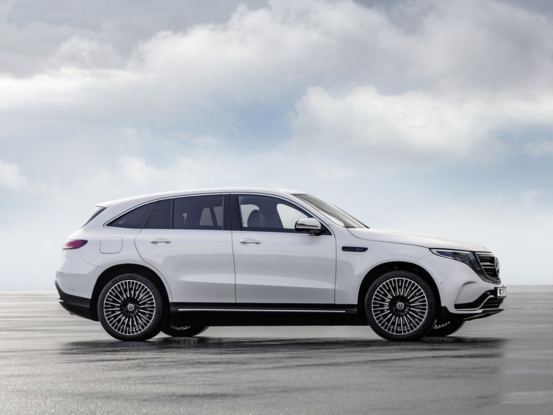 Конкурент Tesla: на київських вулицях помічено перший електричний Mercedes EQC із запасом ходу 450 км