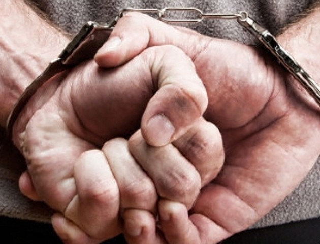 Пасажиру з Лондона у київському аеропорту одягнули кайданки 