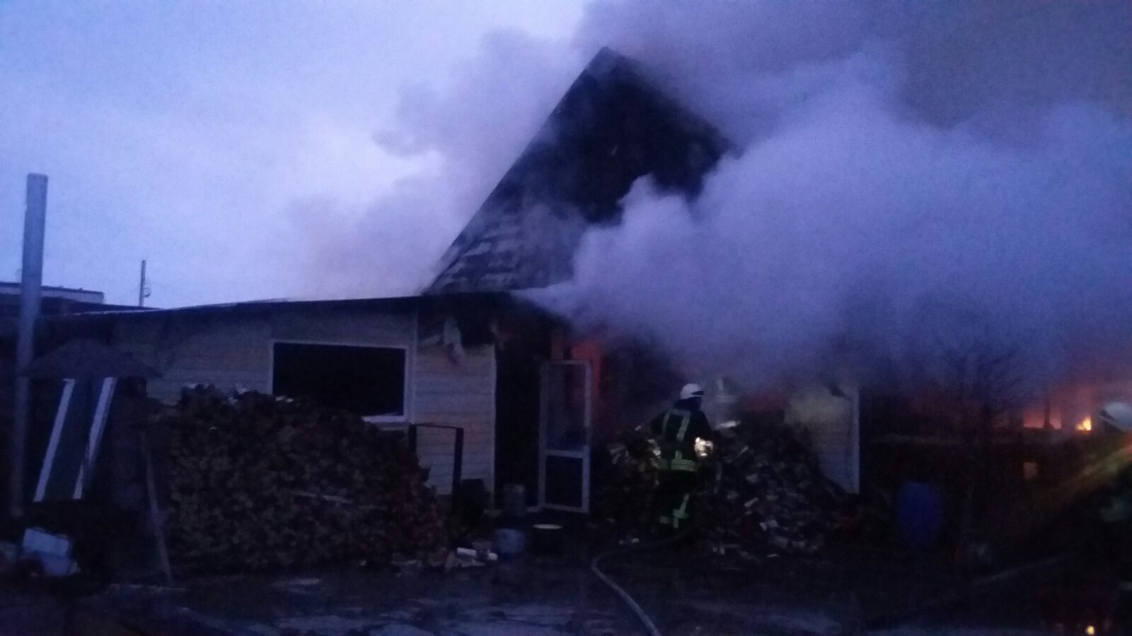 16 пожежників і 3 одиниці техніки гасили пожежу господарчої будівлі (+ фото, відео) 