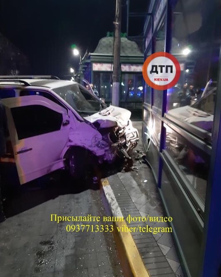 Переслідуваний поліцією водій буса розтрощив три автомобілі і далі тікав пішки