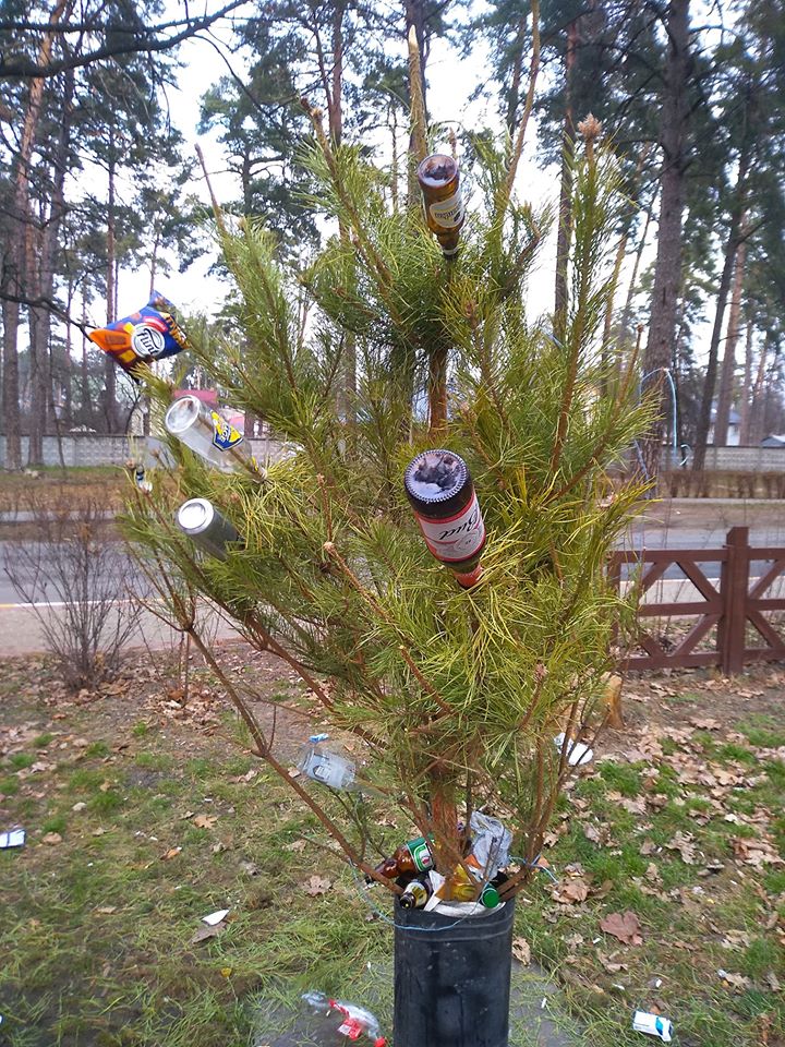 «Креативна ялинка» у смітнику прикрашена порожніми пляшками (фото)
