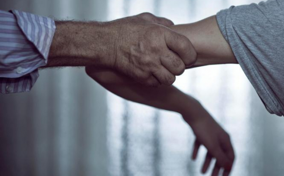 60-річного «відомого продюсера» підозрюють у зґвалтуванні 18-річної дівчини