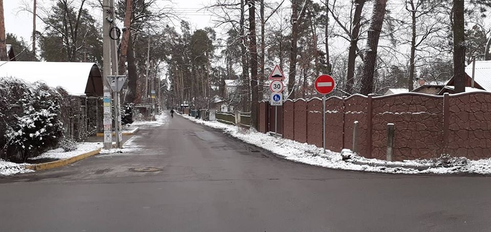 Вулицю з обох боків перекрили знаками «в’їзд заборонено» – проїхати можна лише «місцевим»