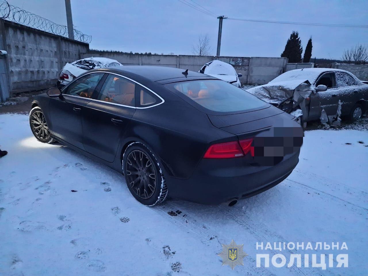 Співмешканець побив жінку і втік на вкраденому в неї автомобілі