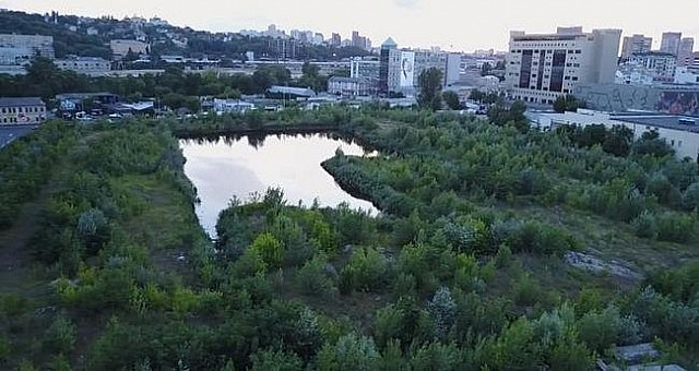 Невдале будівництво ЖК перетворилося на штучне озеро – тепер там збираються облаштувати парк 