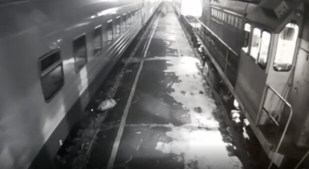 Чоловік потрапив під поїзд і залишився без кінцівок ніг 