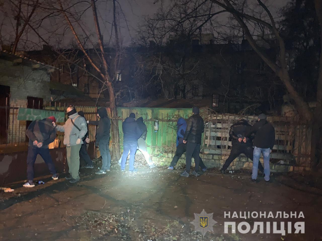 Працівники кримінальної поліції столичної області затримали групу зловмисників під час вчинення ними чергової крадіжки. Відомо, що саме ці чоловіки упродовж 2019 року скоїли низку крадіжок із підприємств, торгових центрів та офісів на території столиці, Вінниччини та Київщини.  Під час проведення комплексу оперативно-розшукових та слідчих дій спільно з працівниками прокуратури столичної області, у рамках кримінального провадження, відкритого за ч. 5 ст. 185 Кримінального кодексу України, правоохоронцям стало відомо про наступний об’єкт злочинного посягання.