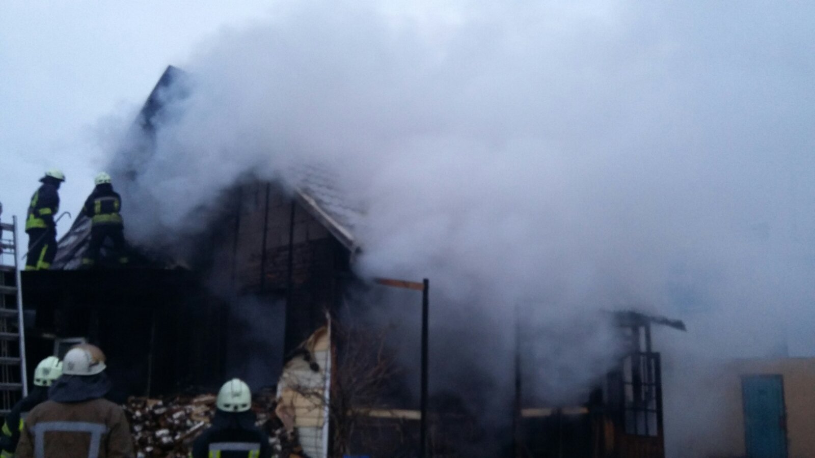 16 пожежників і 3 одиниці техніки гасили пожежу господарчої будівлі (+ фото, відео) 