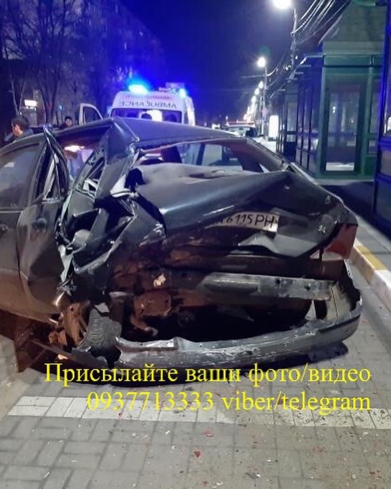 Переслідуваний поліцією водій буса розтрощив три автомобілі і далі тікав пішки