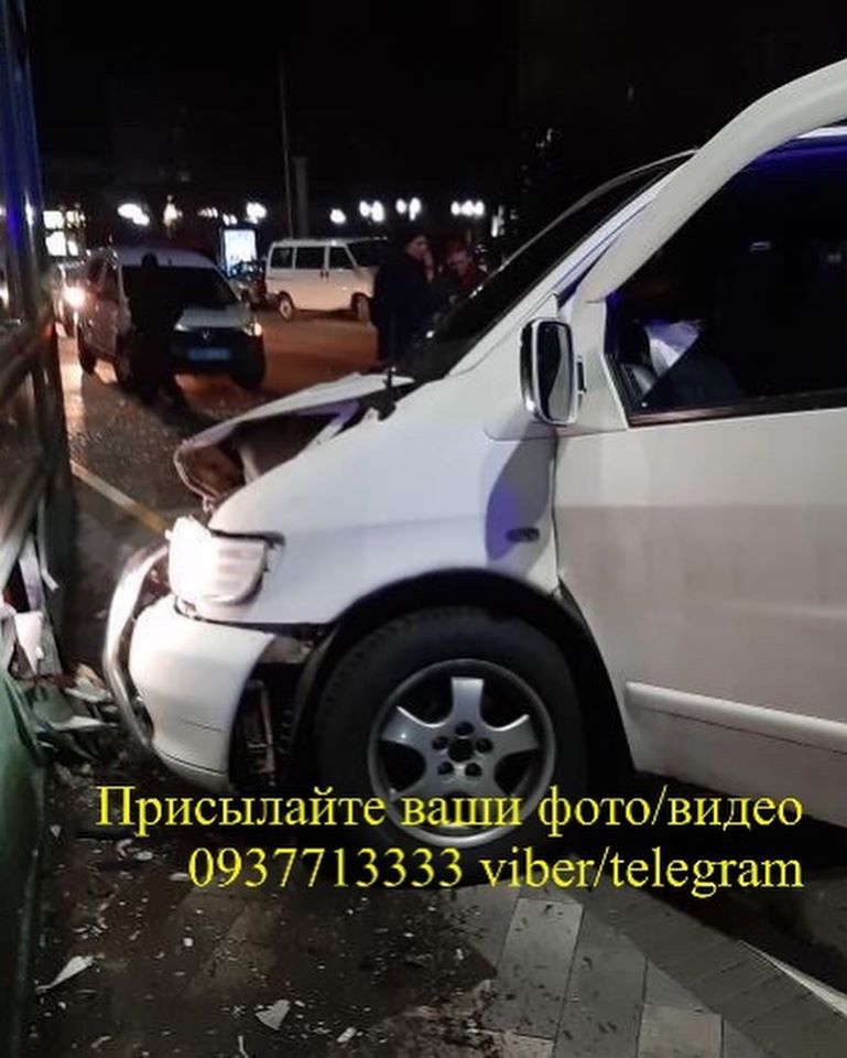 Переслідуваний поліцією водій буса розтрощив три автомобілі і далі тікав пішки