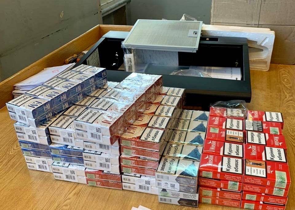 200 пачок цигарок українець відправляв контрабандою в Канаду… у кухонній витяжці  