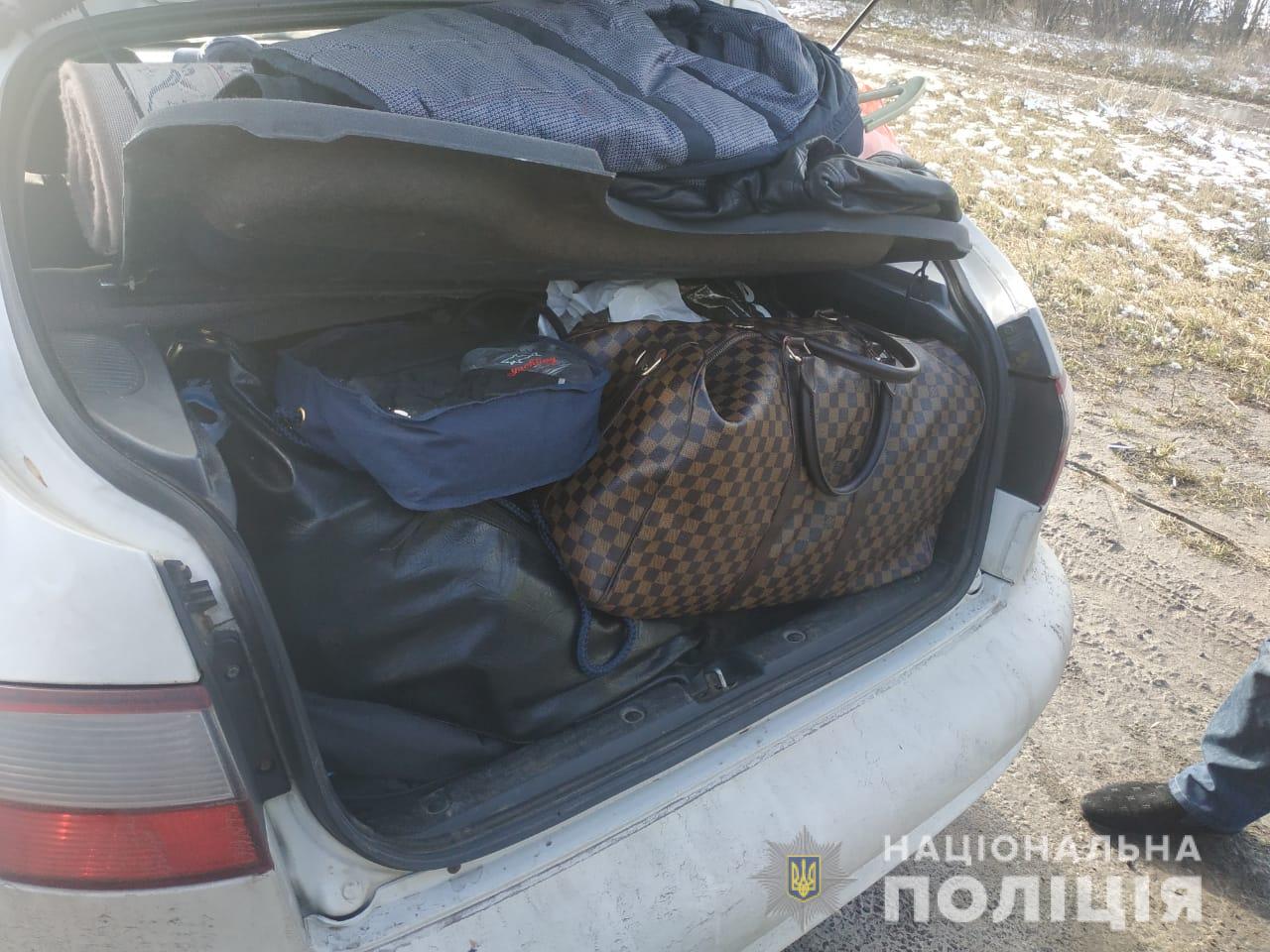 Квартирні злодії обікрали житло, забризкали хазяїна газом і подалися навтіки 