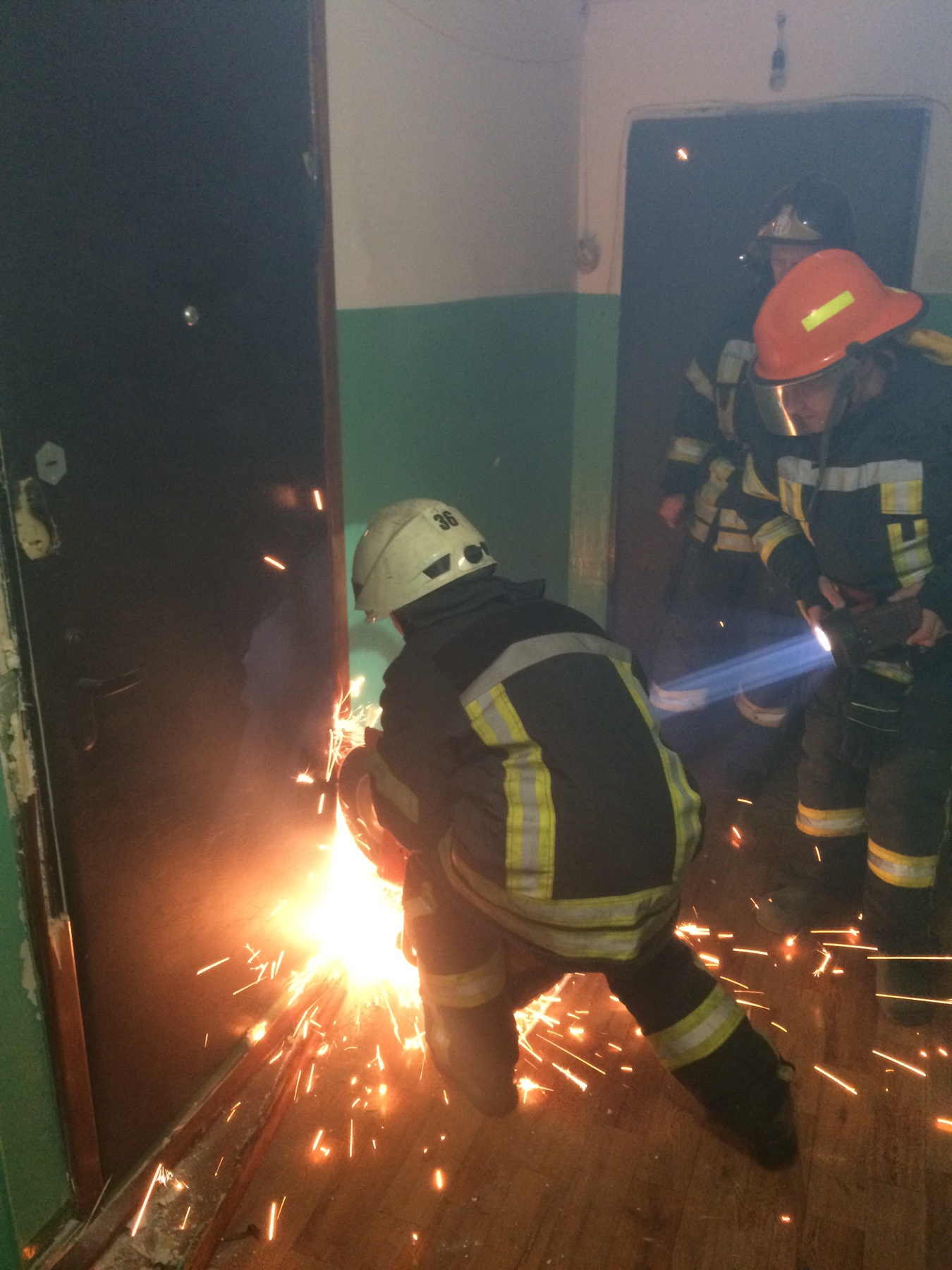 Бензорізом відкрили двері квартири, в якій знайшли непритомного чоловіка