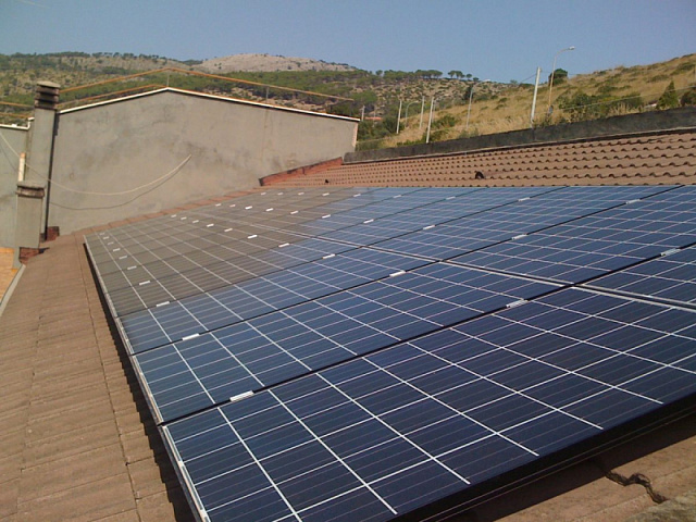 Передовий досвід: домогосподарства можуть безкоштовно встановлювати сонячні станції і системи зберігання енергії
