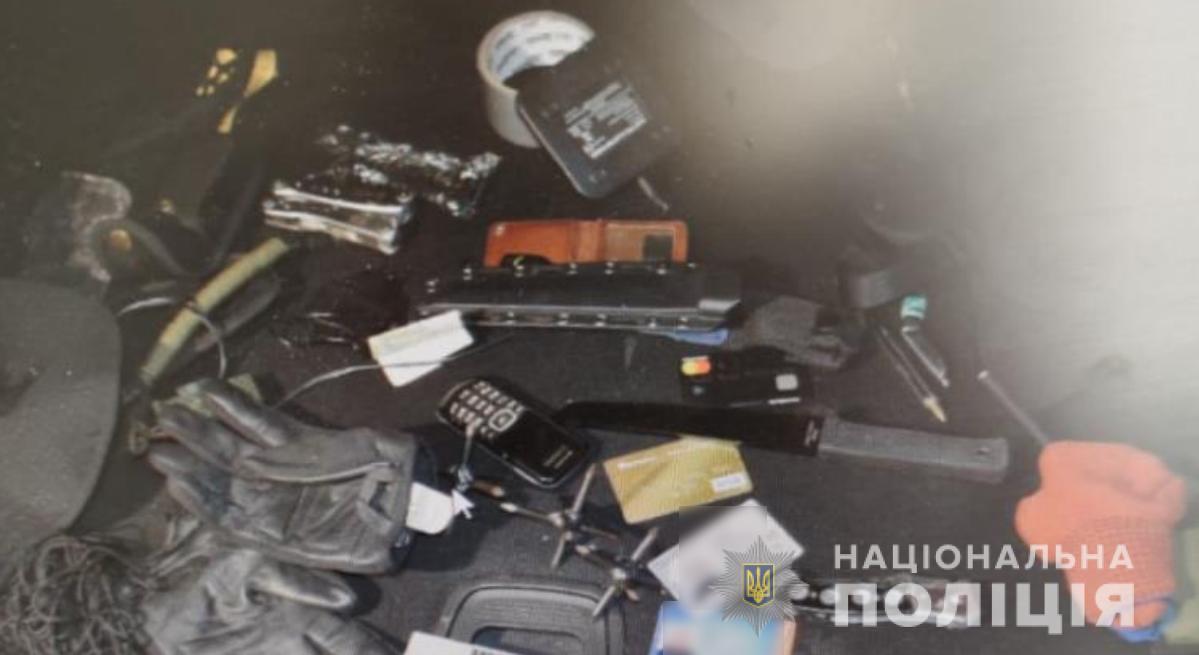 Розбійники біля банкомату напали на людину і вивезли до лісу грабувати