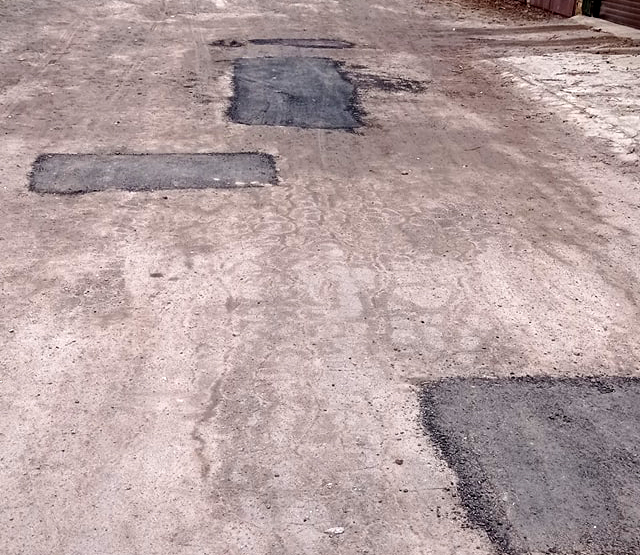 Ірпінське ноу-хау: асфальтове латання ґрунтової дороги  (+фото)