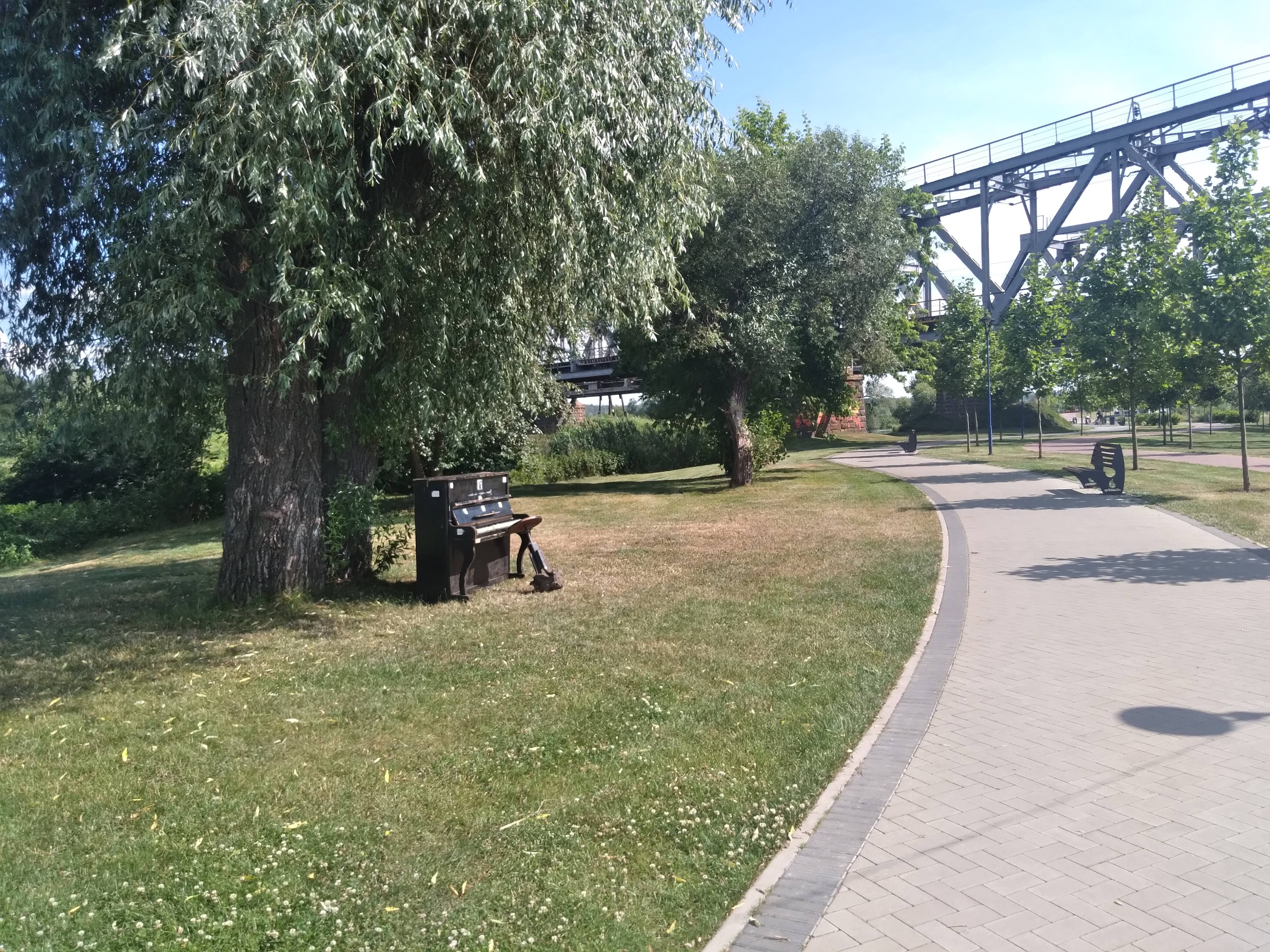 Піаніно з-під залізничного моста перенесли під вербу (+ фото)