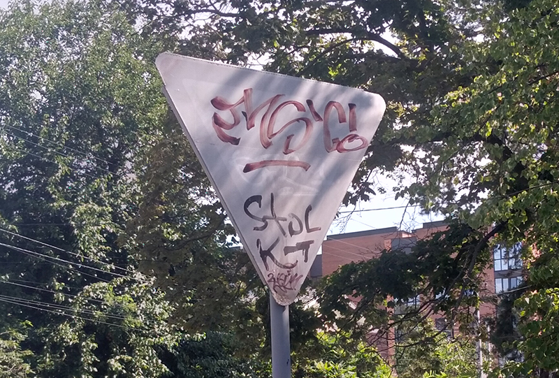 Дорожній знак розмалювали «авангардисти» (+ фото)