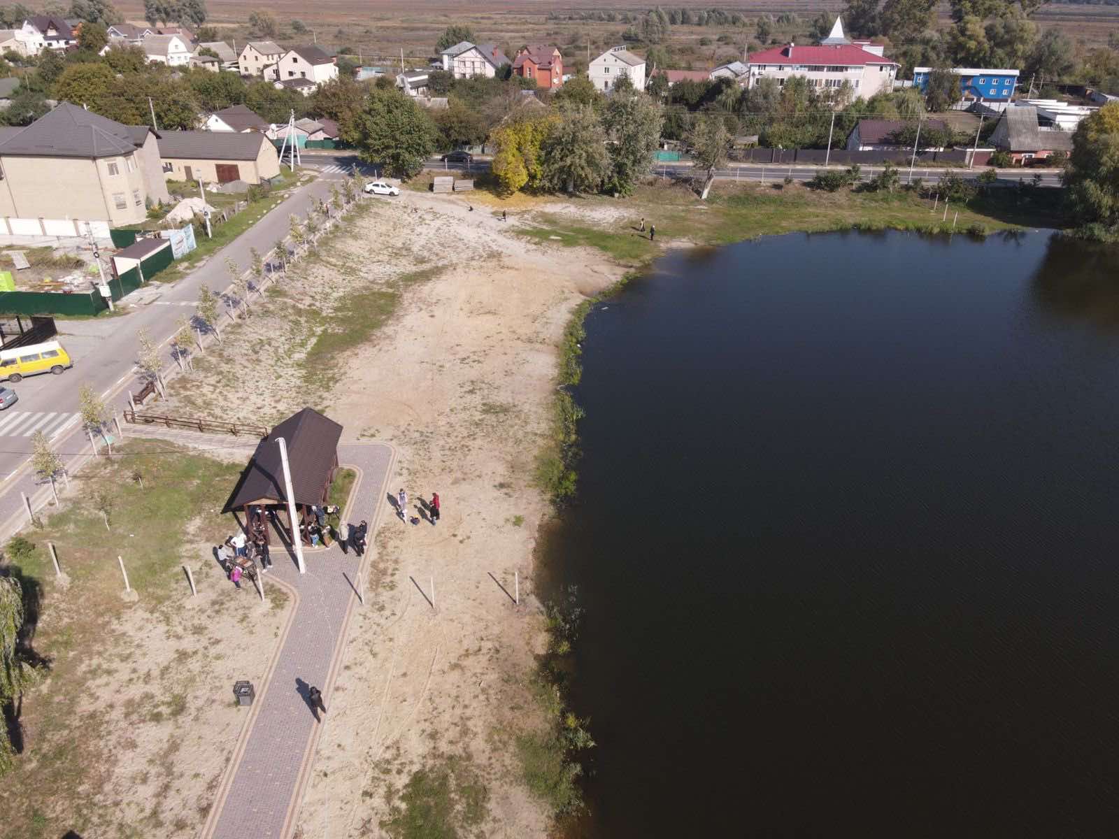 Центральне озеро Гостомеля очистять до наступної весни