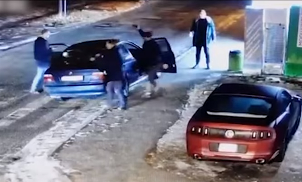 Постріляли, виштовхали водія і забрали авто (+ відео)