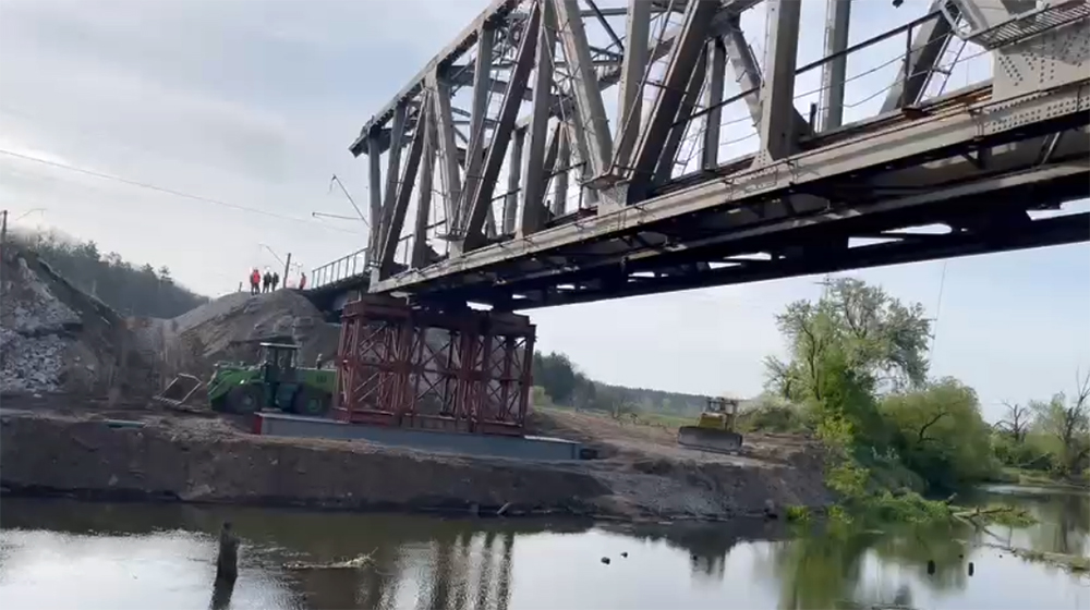 Одну колію залізничного моста відновили, другу замінюють (+ фото, відео) 