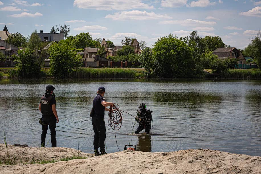 Сапери-водолази дістають снаряди з дня Гостомельського озера (+ фото)