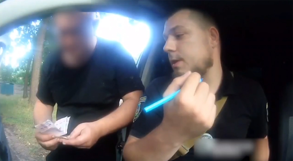 Поліція наздогнала п’яного за кермом – той дав хабаря  (відео) 
