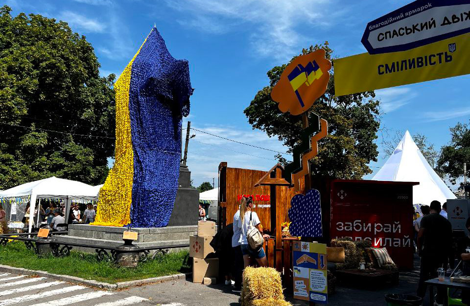 У Полтаві закрили маскувальною сіткою пам’ятник московському окупанту царю Петру (+ фото) 