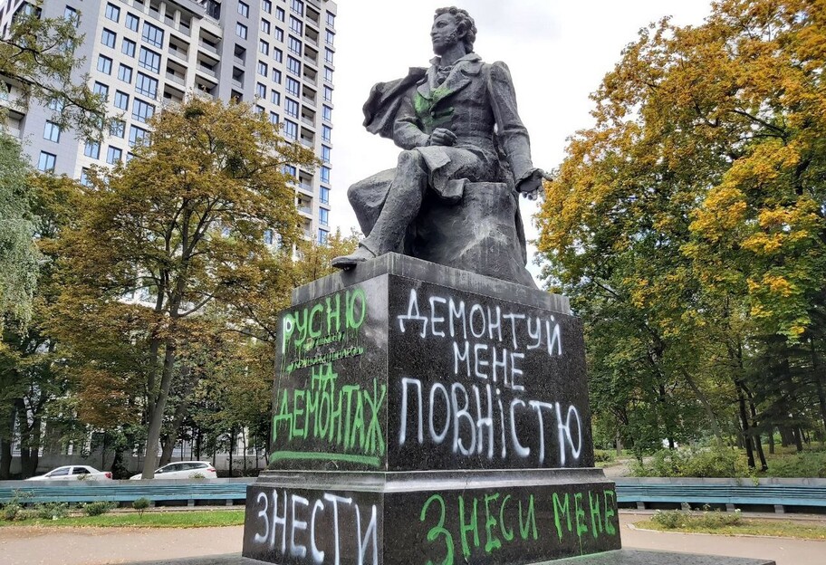 Дерусифікація затягнулася: обмалювали пам’ятники Пушкіну і Щорсу, вимагаючи їх знести (+ фото) 