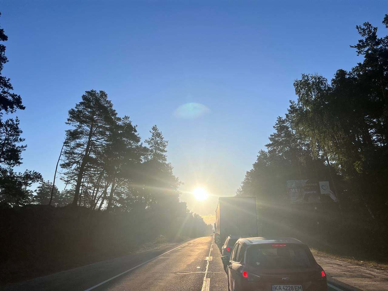 Автомобілісти минають затори замінованим лісом, в якому їх зупиняє поліції (+ фото, відео)