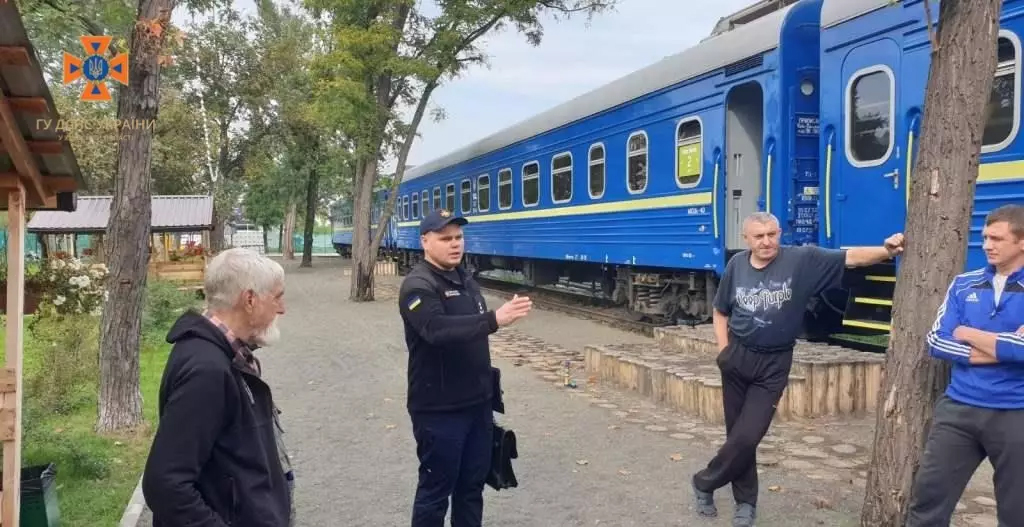 Протипожежна безпека: мешканцям ірпінського «Залізного містечка» показали, як користуватися вогнегасником 