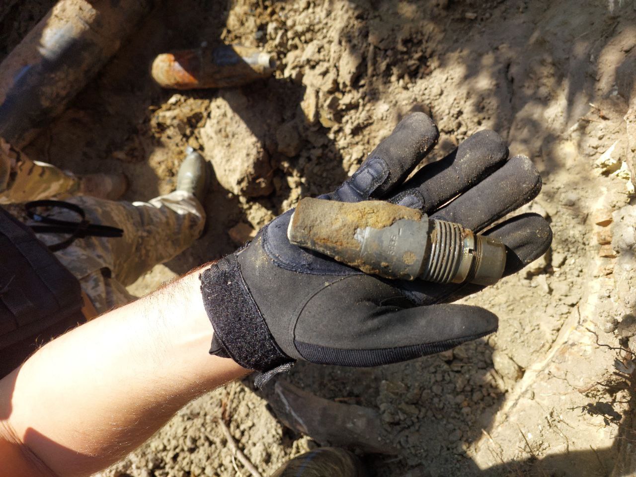 В Ірпені на глибині півтора метри викопали нездетонований снаряд (+ ФОТО) 