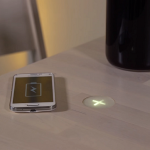 Стіл своїм теплом заряджає телефони