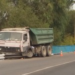 Біля Ірпінського автопарку КамАЗ зніс відбійник