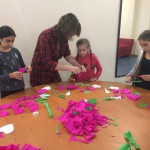 Баланівські діти навчаються паперовому декору
