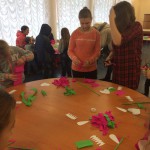 Баланівські діти навчаються паперовому декору