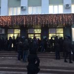 Перед початком сесії Ірпіньради приміщення блокують «тітушки» (+фото)