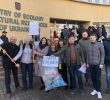 Під Міністерство екології активісти привезли мішки сміття