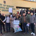 Під Міністерство екології активісти привезли мішки сміття