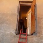 Сергій Притула опублікував відео, як лазив приставною драбиною із гримерної до вуличної вбиральні
