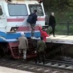 Під вигуки «правильно!», «хай не лізуть!» чоловік знімав «зачеперів» з електрички (відео)