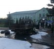 Перед селищною радою спалили машину (фото, відео)