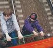 Дівчина з платформи ганяла «зачеперів», аби вони не чіплялися до електрички  (відео)