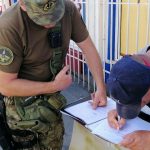 У період з 1 по 30 червня 2019 року рибоохоронними патрульними Київщини було здійснено 11 рейдів на водоймах та ринках області. В результаті проведених заходів спільно з правоохоронними органами та громадськими інспекторами рибоохорони було виявлено 218 порушень природоохоронного законодавства. З них 44 правопорушення є грубими за ч. 4 ст. 85 КУпАП. Також складено 115 протоколів за ч. 3 ст. 85 КУпАП (порушення правил рибальства), дев’ять - за ч. 1 ст. 88-1 КУпАП (порушення порядку придбання, збуту та розповсюдження об’єктів тваринного світу), по чотири - за ст. 85-1 КУпАП (виготовлення, збут, зберігання чи реклама заборонених знарядь лову) та ст. 188-5 КУпАП (невиконання законних розпоряджень чи приписів), а також за ч. 5 ст. 85 КУпАП (порушення правил здійснення інших видів спеціального використання об’єктів тваринного світу) та ст. 90 КУпАП (вилов червонокнижної риби). Крім цього, оформлено 40 актів виявлення безгосподарського майна, згідно яких вилучено 104 од. знарядь лову. «Протягом даного періоду на порушників накладено штрафів у розмірі 50 813 грн. Сума завданих збитків склала 75 070 грн. В ході проведених заходів інспектори вилучили 315 кг водних біоресурсів. З них 98 кг – на водоймах, 162 кг – за незаконне придбання чи збут та ще 55 кг - за актами безхазяйного майна. А також конфіскували 56 од. заборонених знарядь лову», - повідомив начальник Київського рибоохоронного патруля Володимир Мухін.