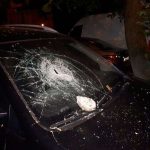Люди спіймали й жорстоко покарали неадеквата, який ходив громив припарковані машини (відео +18)