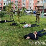 Озброєна банда грабувала елітне житло, погрожуючи фізичною розправою його мешканцям