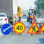 Камера спостереження зафіксувала падіння будівельного крана під час ремонтних робіт на дорозі (відео)