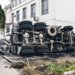 КамАЗ-бетономішалка внаслідок аварії перекинувся і врізався у стіну сільради (+ фото, відео)