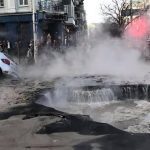 Провалилася вулиця у центрі Києва – вирва засмоктала автомобіль (відео)