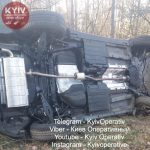 Після зіткнення з вантажівкою викинутий на узбіччя легковик зупинило дерево (+ фото)